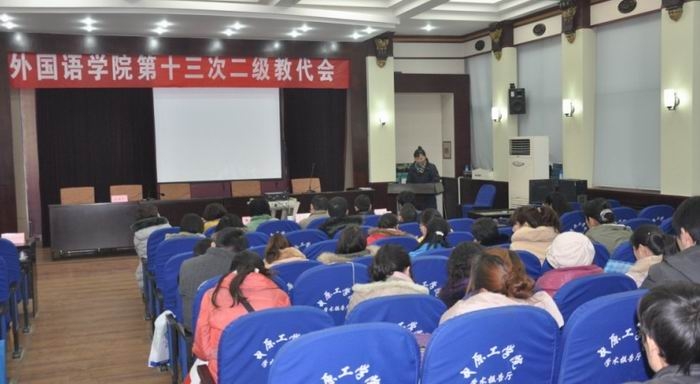 办公室主任黎瑛对2012年mansion88明升的财务支出情况做汇报。